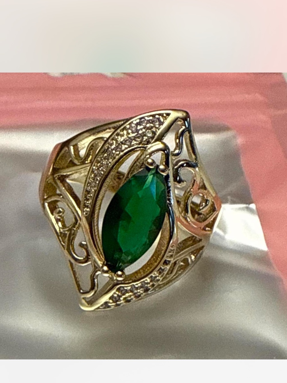 Gold color Filigree Ring with Green Stone. Diamonds ascents.